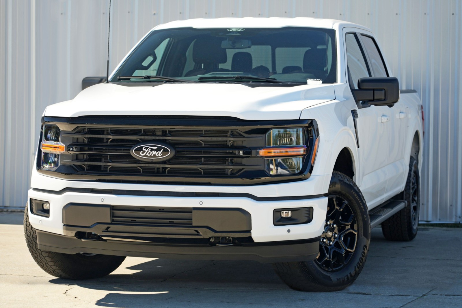 Фото 2025 Ford F-150 XLT Crew Cab Short Bed