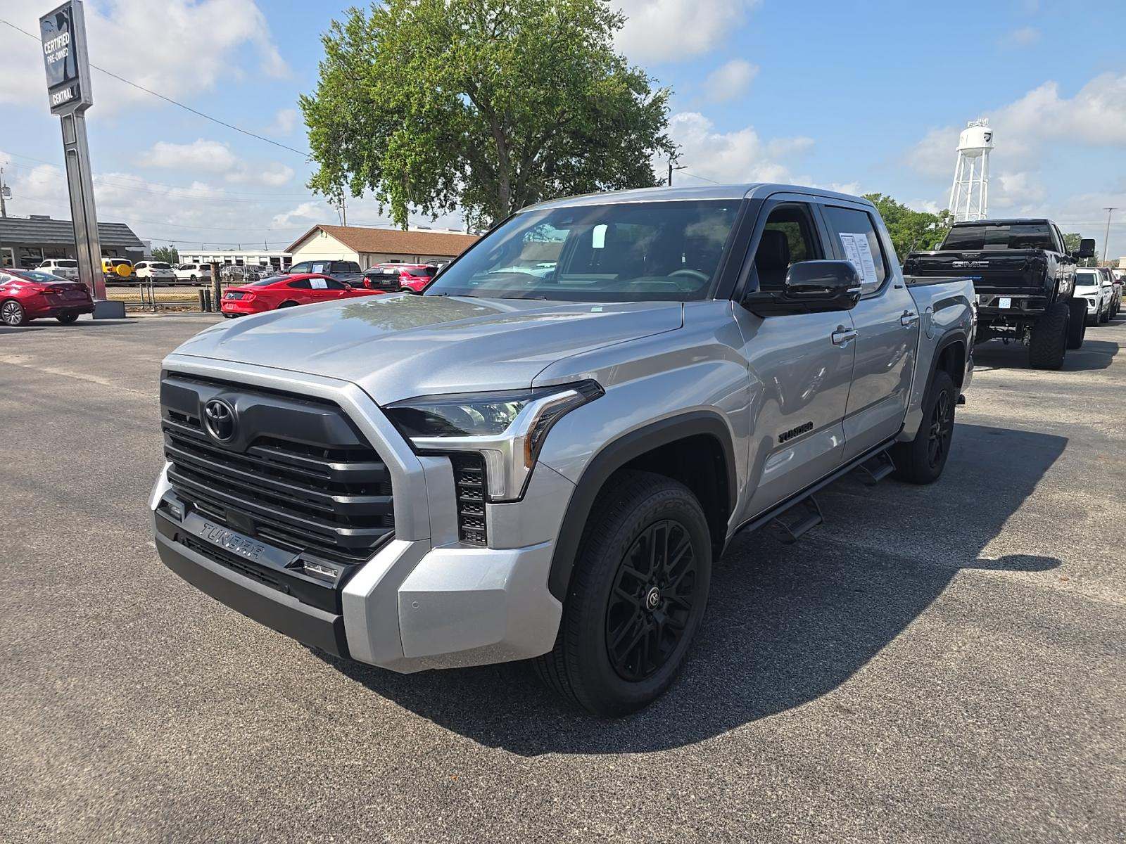 Фото 2026 Toyota Tundra Limited Crew Cab Short Bed