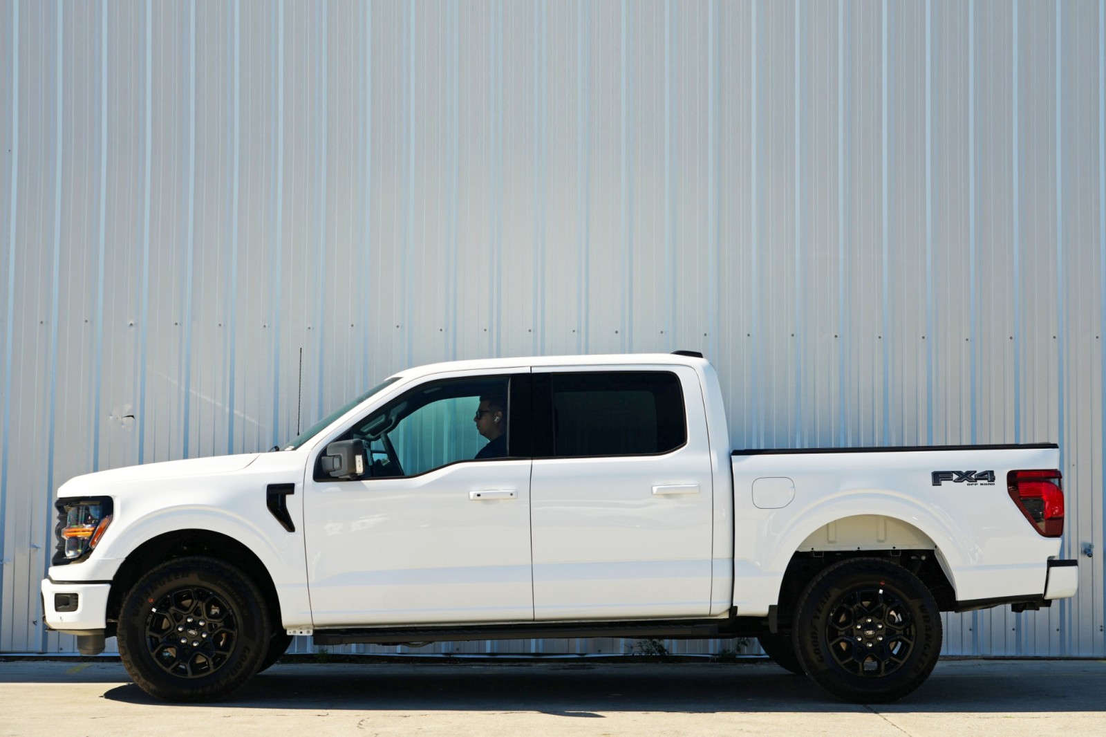 Фото 2025 Ford F-150 XLT Crew Cab Short Bed